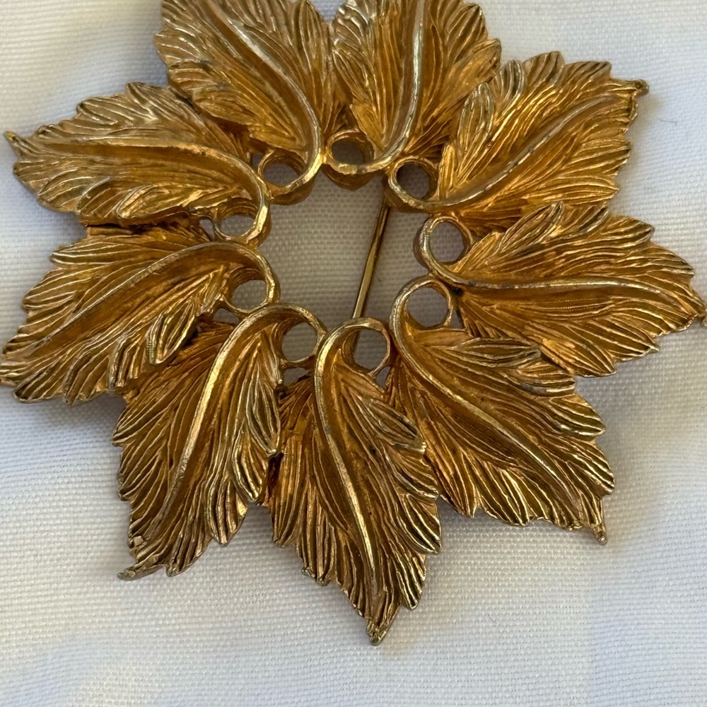 Vintage BROOCH goldtone leaf 2” round